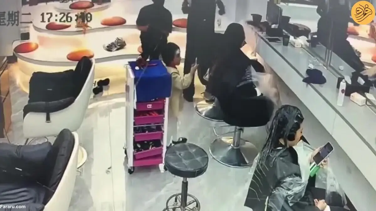 (ویدئو) دردسر تقلید دختربچه از مادرش در آرایشگاه زنانه