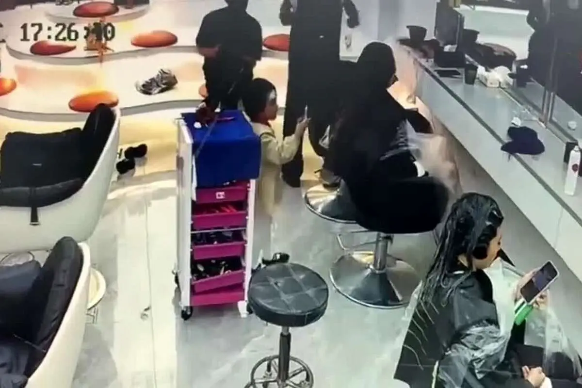(ویدئو) دردسر تقلید دختربچه از مادرش در آرایشگاه زنانه