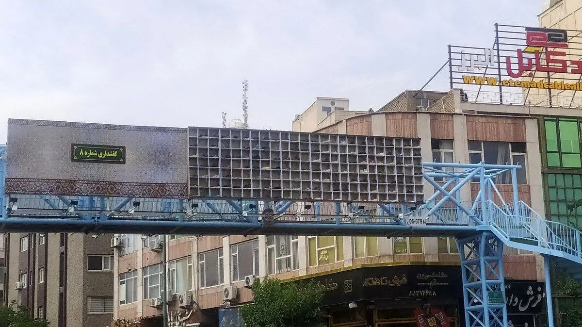 (تصاویر) جاکفشی عجیب و عظیم در پل هوایی در تهران!