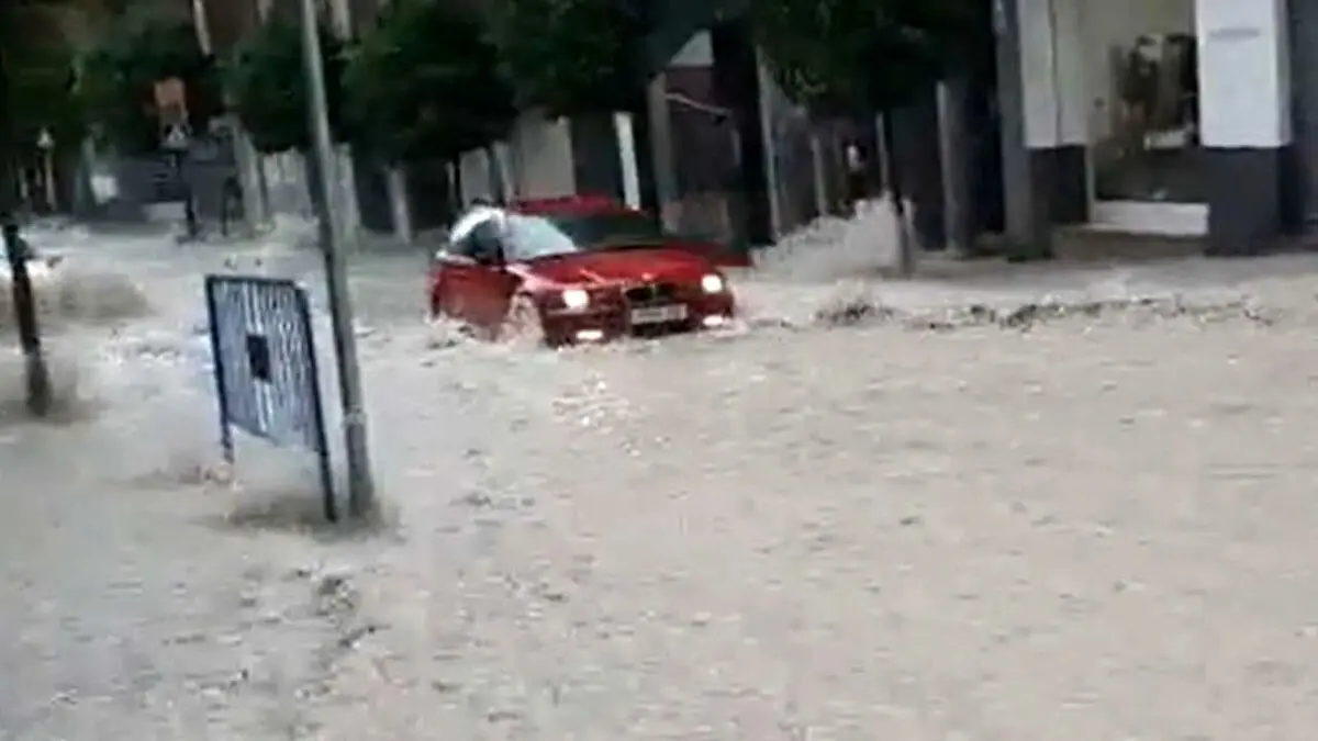 (ویدئو) تلاش برای رانندگی در سیلاب اسپانیا/ سیل خودرو را با خود برد