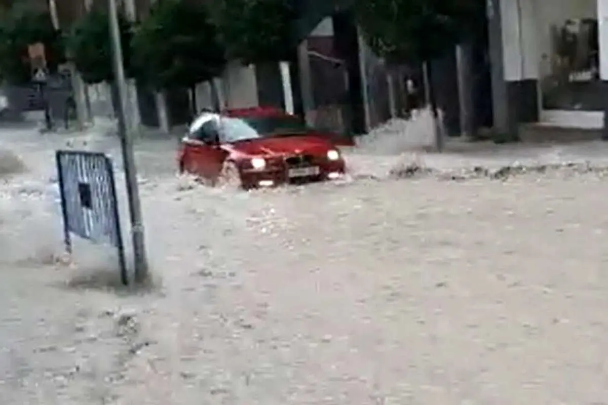 (ویدئو) تلاش برای رانندگی در سیلاب اسپانیا/ سیل خودرو را با خود برد