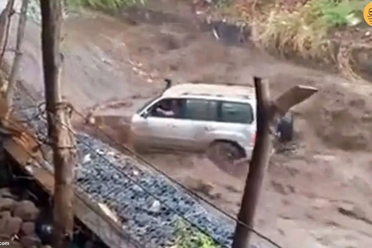(ویدئو) سیل خروشان خودروی شاسی‌بلند را با خود برد
