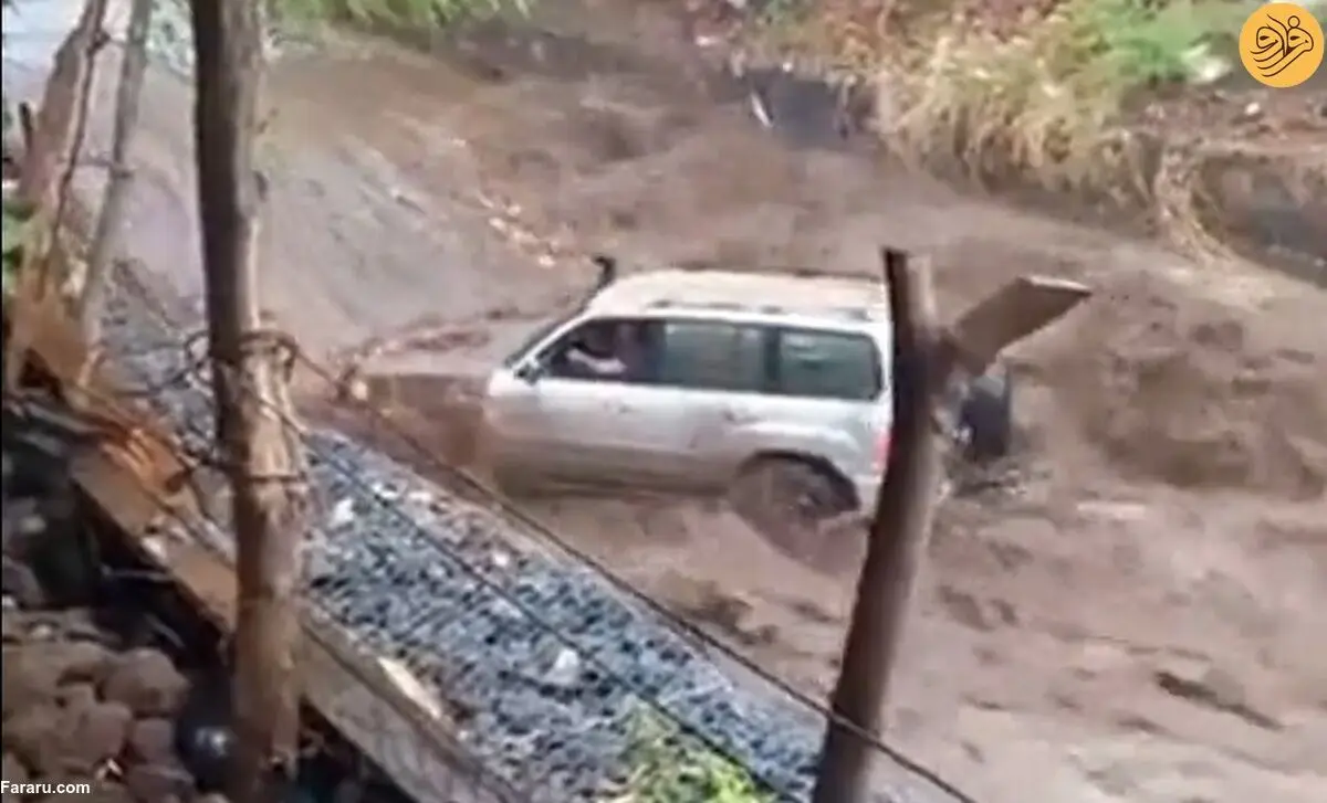 (ویدئو) سیل خروشان خودروی شاسی‌بلند را با خود برد