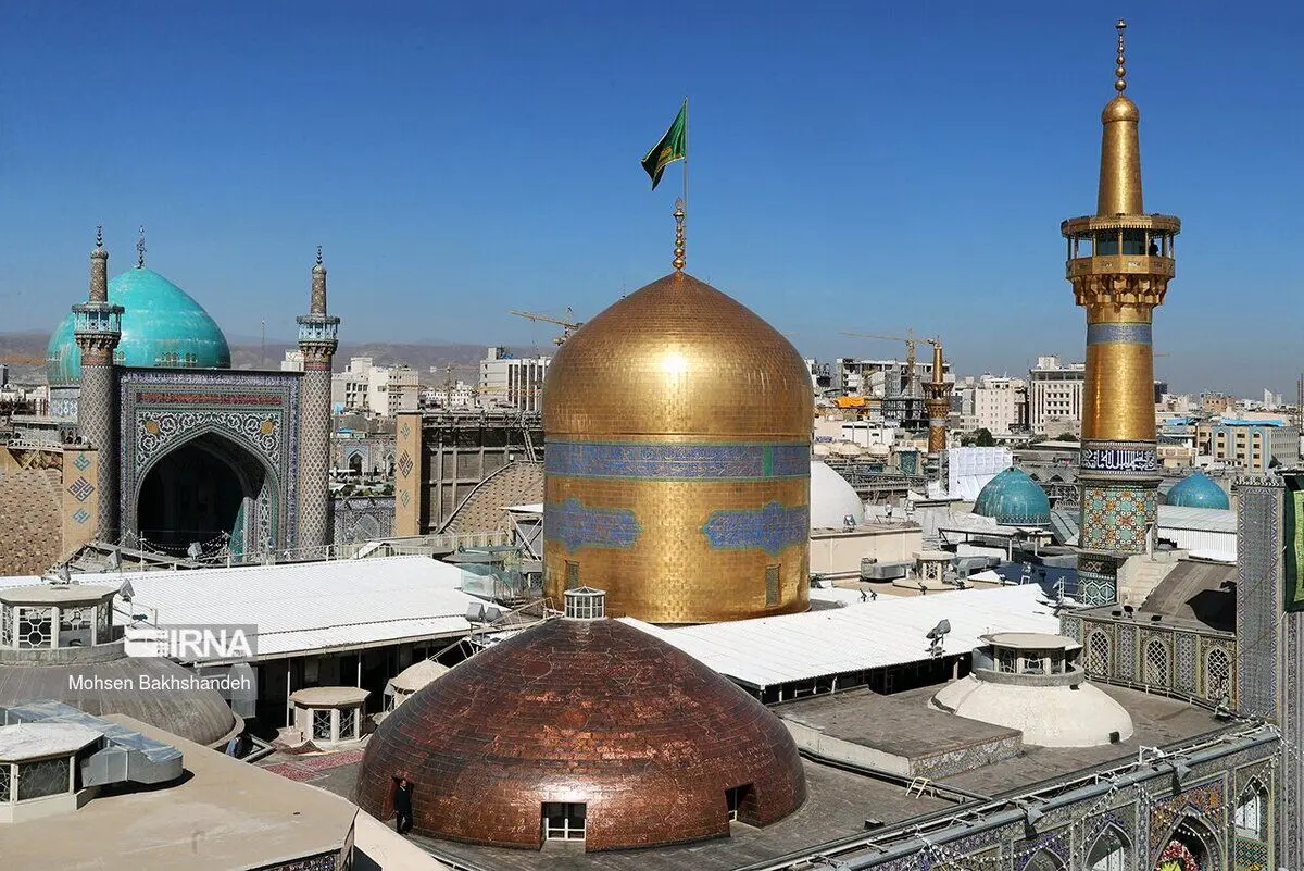 (تصاویر) تعویض پرچم گنبد حرم امام رضا(ع)