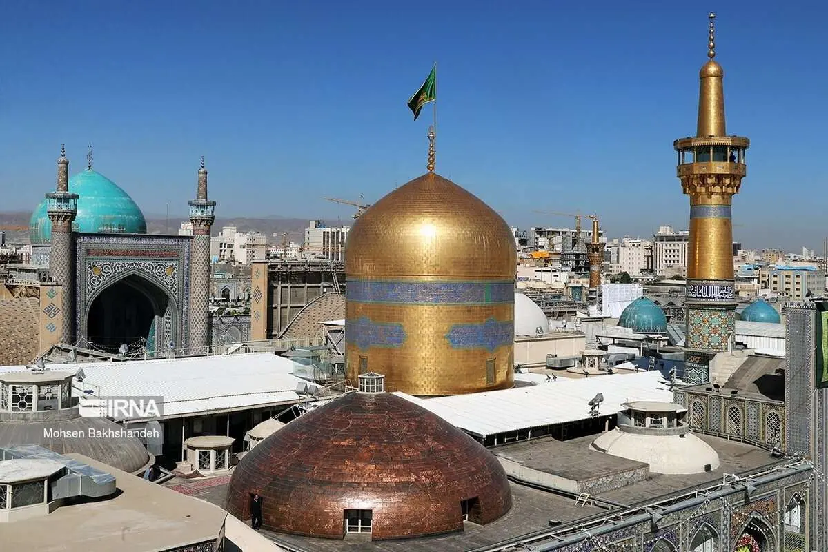 (تصاویر) تعویض پرچم گنبد حرم امام رضا(ع)