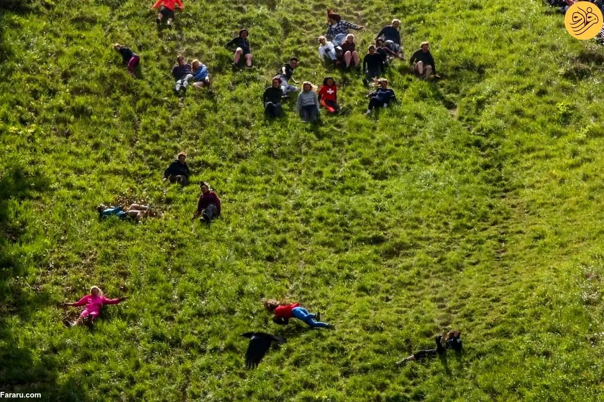 (ویدئو) مسابقه عجیب پنیر غلتان؛ حادثه هولناک برای دختری که برنده شد