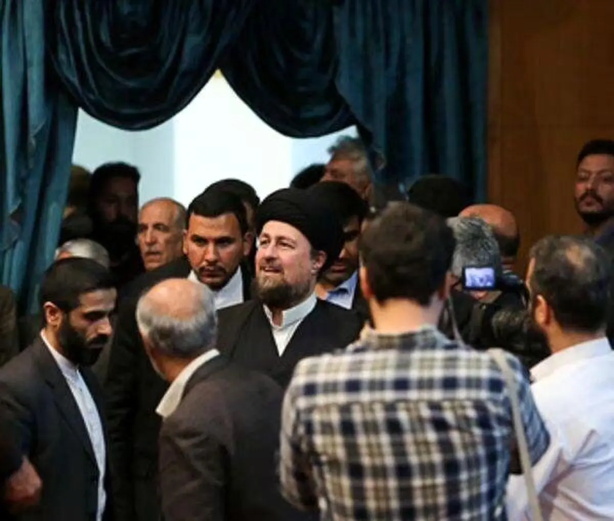 نامه به حسن خمینی در پی ضرب و شتم یک خبرنگار توسط محافظان او