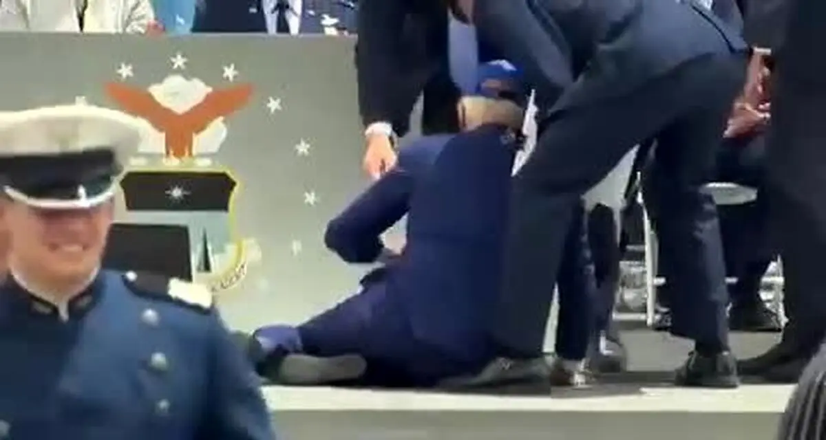 (ویدئو) بایدن باز هم زمین خورد