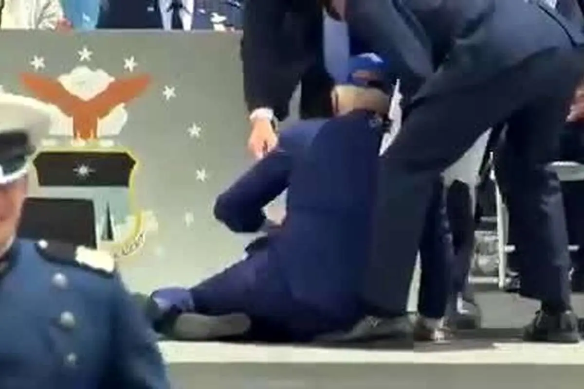 (ویدئو) بایدن باز هم زمین خورد