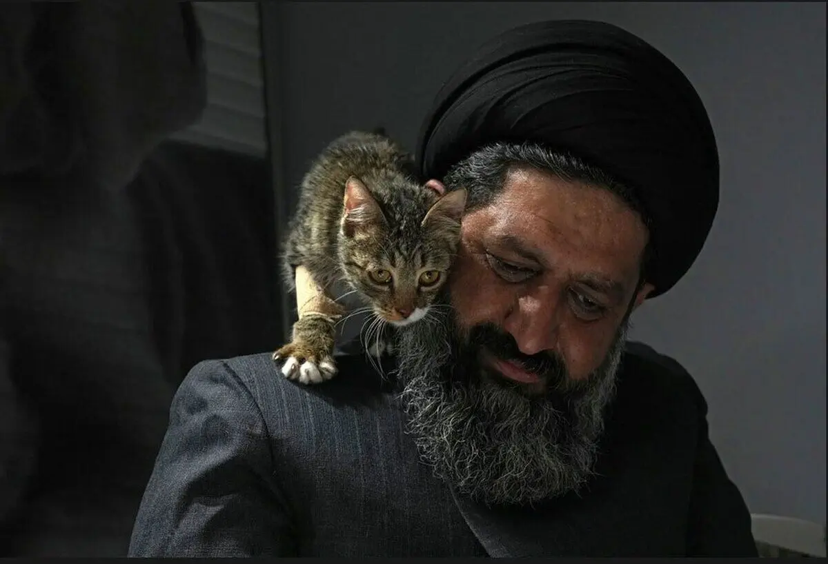 (عکس) گربه زخمی بر شانه روحانی ایرانی حامی حیوانات