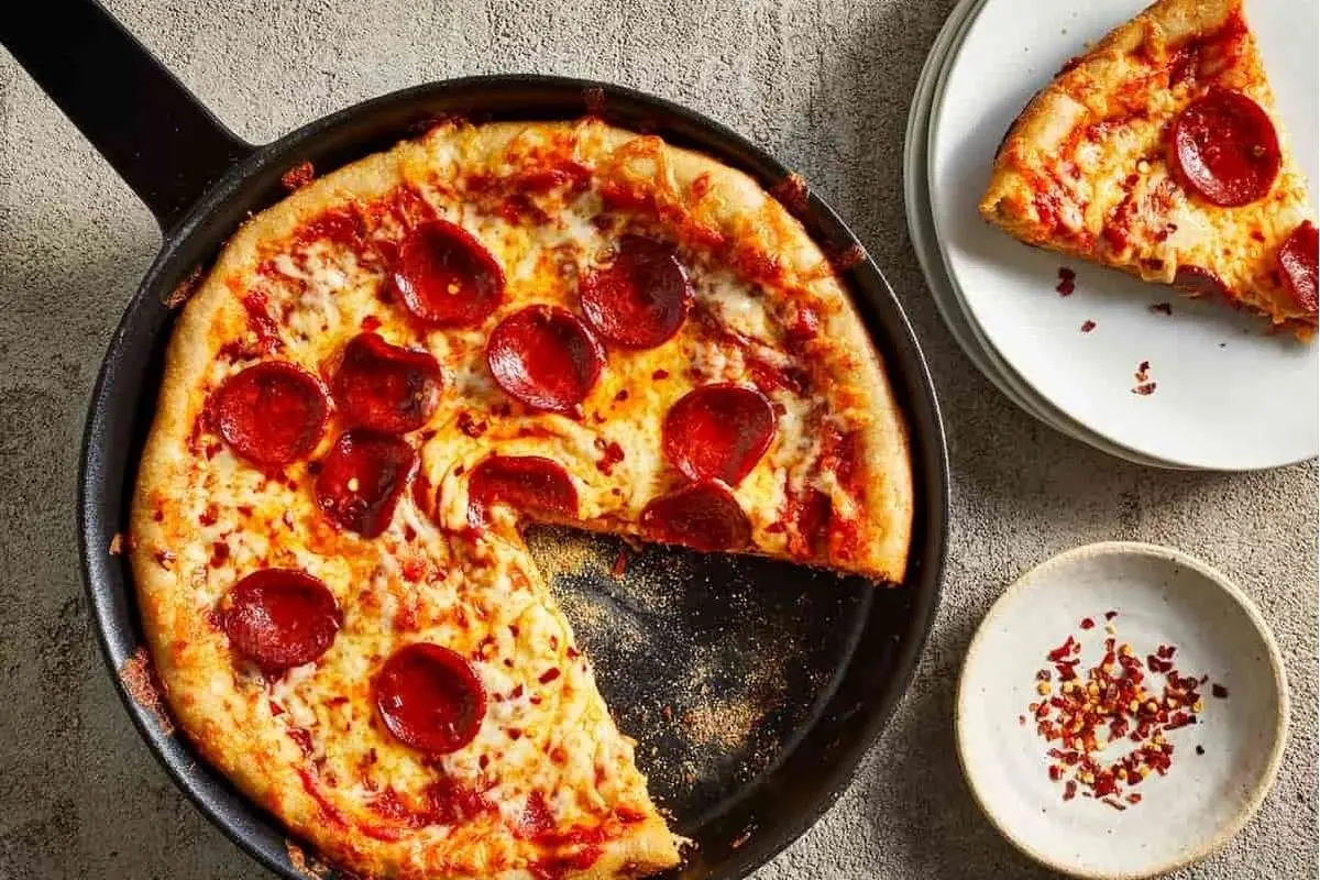 (ویدئو) آموزش پخت پیتزا تابه‌ای با نان لواش