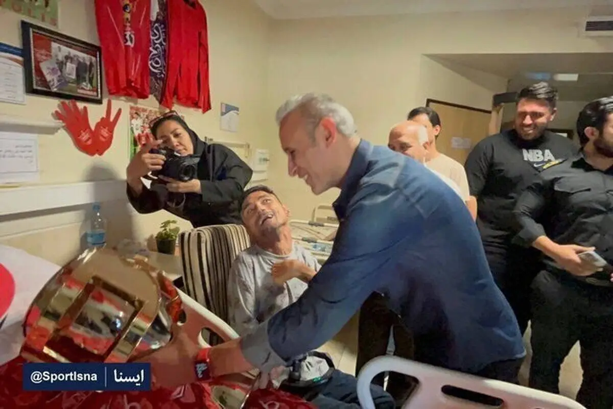 (تصاویر) یحیی با جام به دیدار هوادار معلول پرسپولیسی رفت