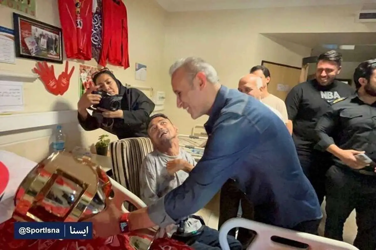 (تصاویر) یحیی با جام به دیدار هوادار معلول پرسپولیسی رفت