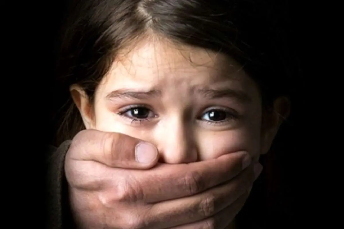(ویدئو) وقاحت باورنکردنی یک سارق؛ دزدیدن دختربچه مقابل چشم پدرش