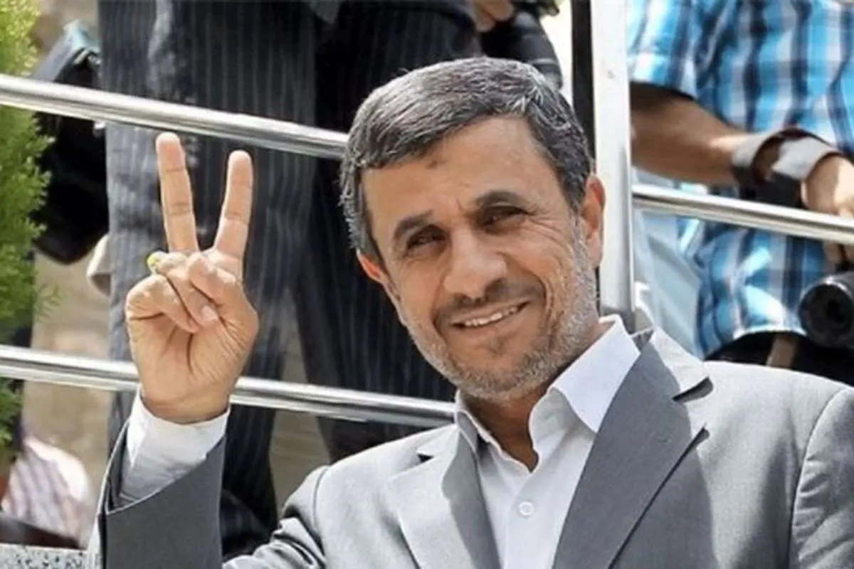 (عکس) حضور احمدینژاد در حرم امام حین سخنرانی رهبر انقلاب