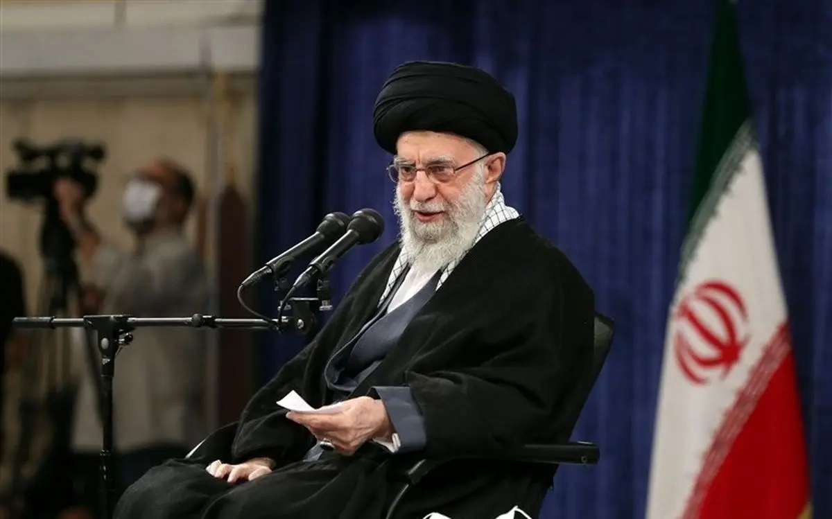 عکسی کمتر دیده‌شده از آیت‌الله خامنه‌ای در ایام رحلت امام خمینی