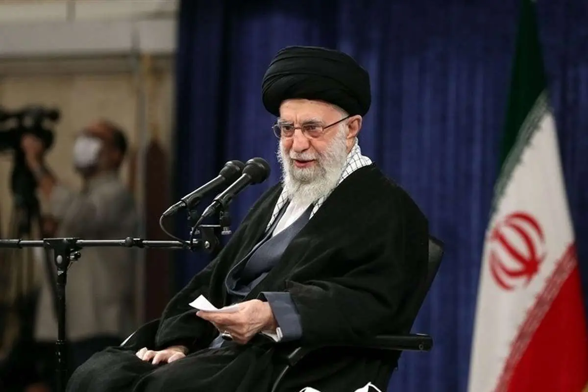 عکسی کمتر دیدهشده از آیتالله خامنهای در ایام رحلت امام خمینی