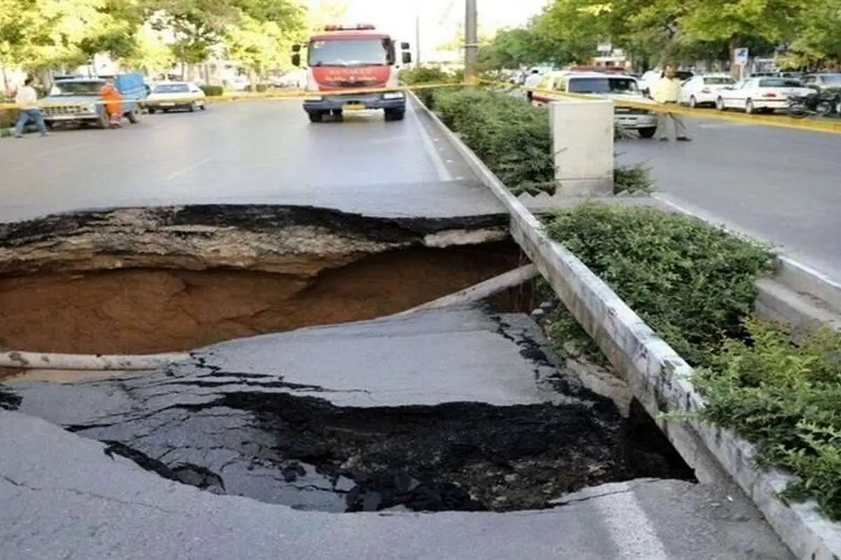 فرونشست زمین در یک اتوبان اصفهان / محدودیت تردد در محل حادثه اعمال شد