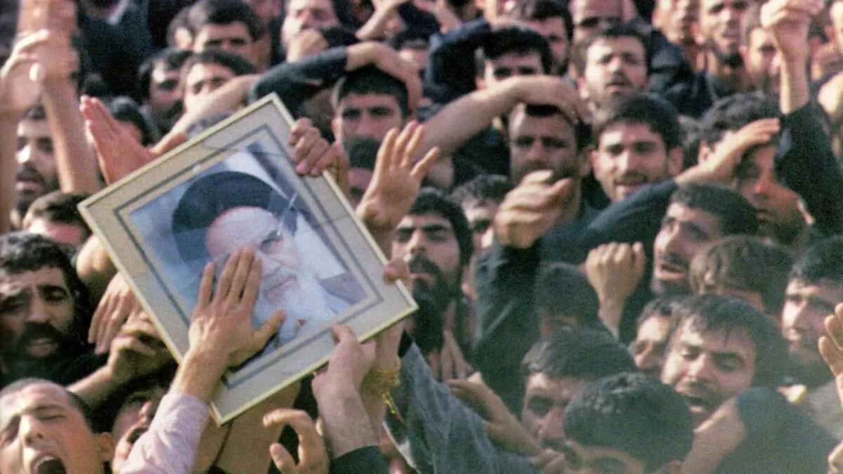 ده‌ها هلی‌کوپتر در روز تشییع پیکر امام در آسمان تهران چه می‌کردند؟