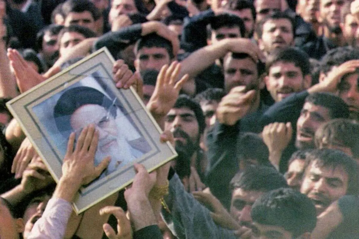 ده‌ها هلی‌کوپتر در روز تشییع پیکر امام در آسمان تهران چه می‌کردند؟