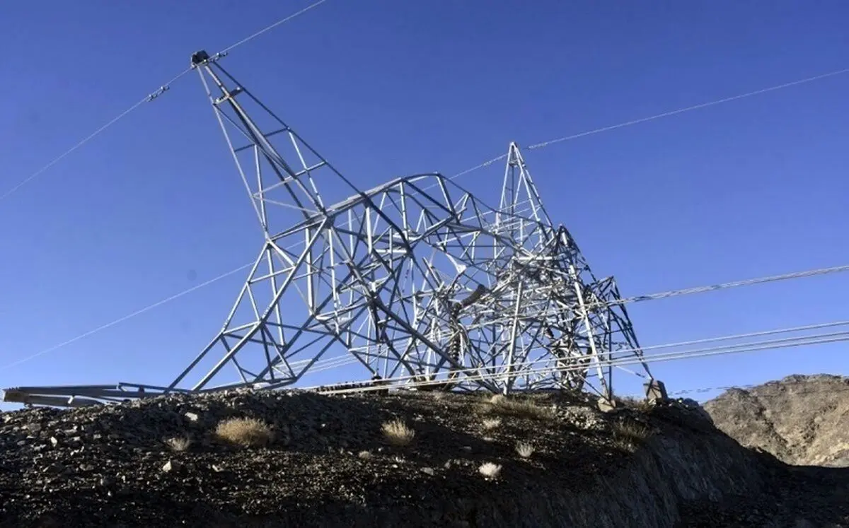 (ویدئو) سقوط مرگبار دکل برق در چند قدمی یک انسان!