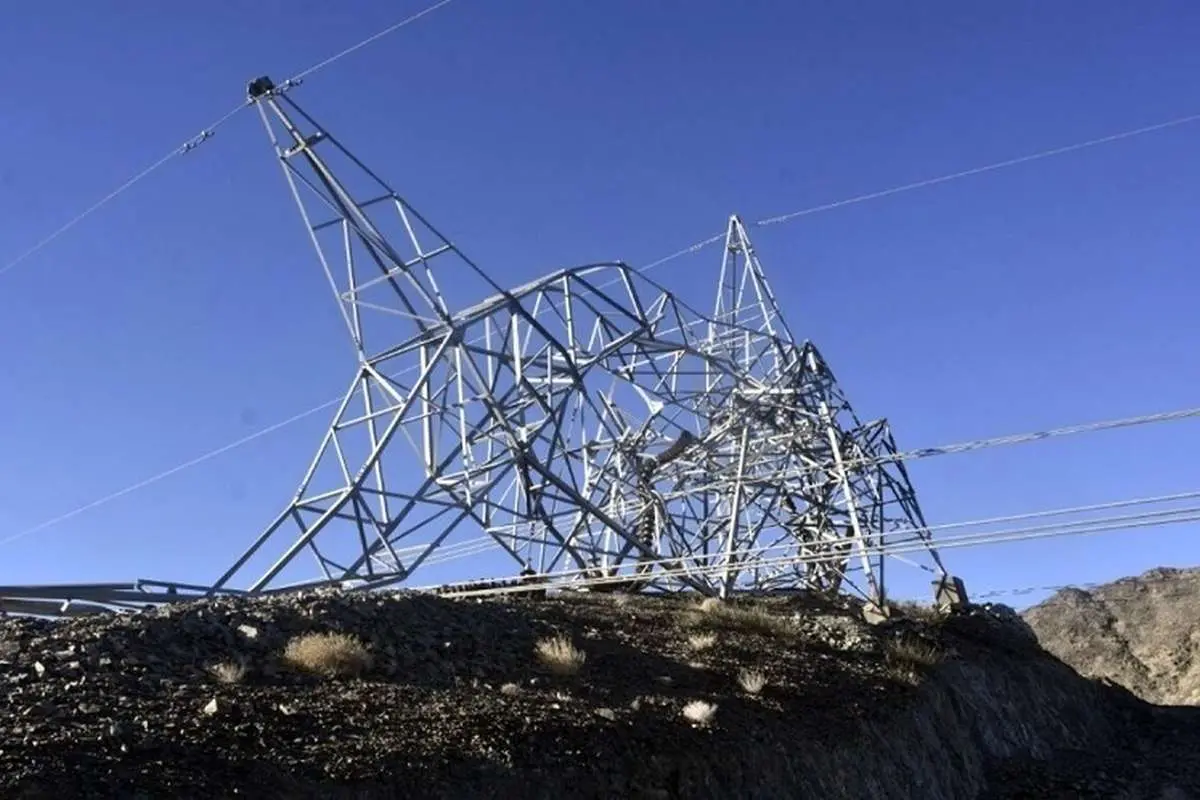 (ویدئو) سقوط مرگبار دکل برق در چند قدمی یک انسان!