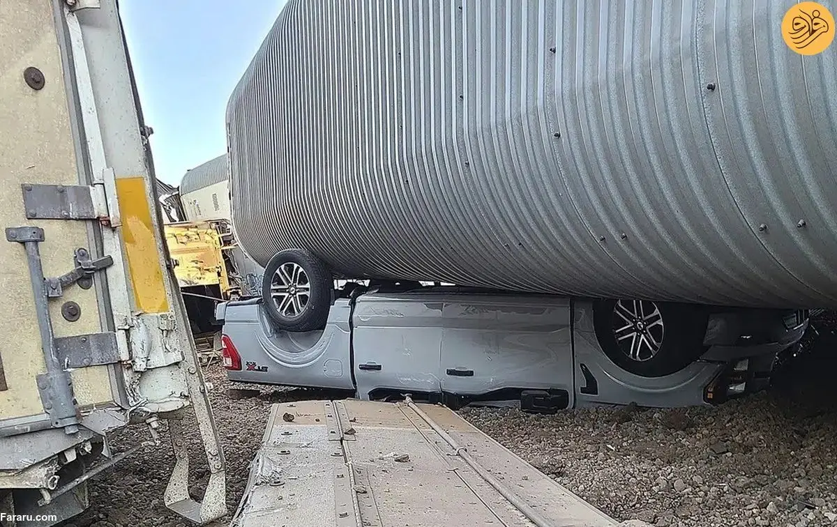 (ویدئو) خروج یک قطار حامل خودرو از ریل