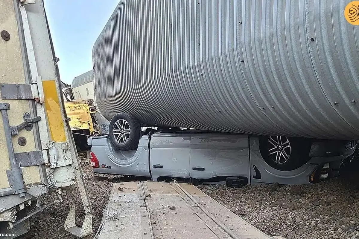 (ویدئو) خروج یک قطار حامل خودرو از ریل