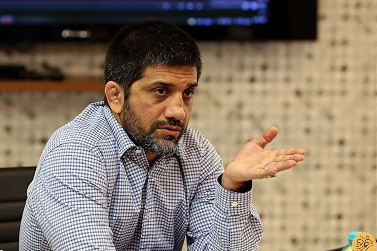 (عکس) علیرضا دبیر با عصا در مراسم خواهر امیر قلعهنویی