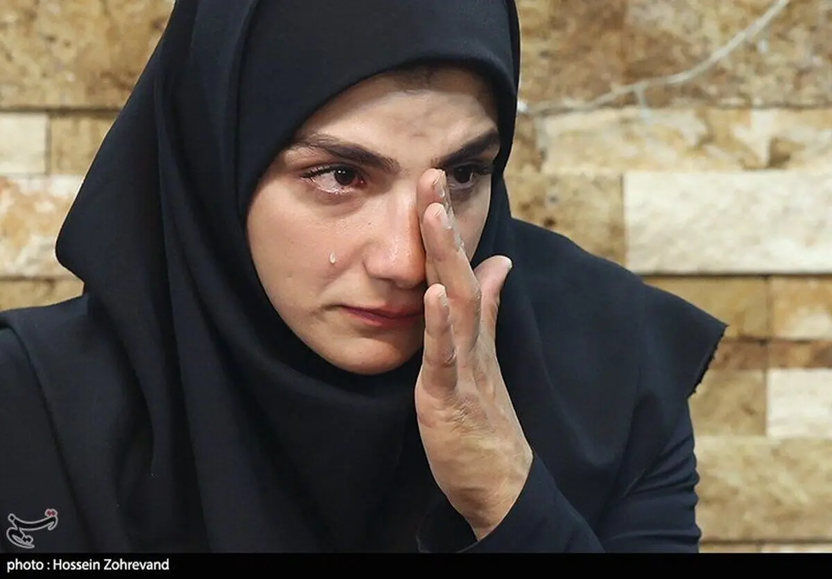 (تصاویر) اهدای مدال بانوی مدال‌آور کشتی آلیش به شهید طهرانی مقدم