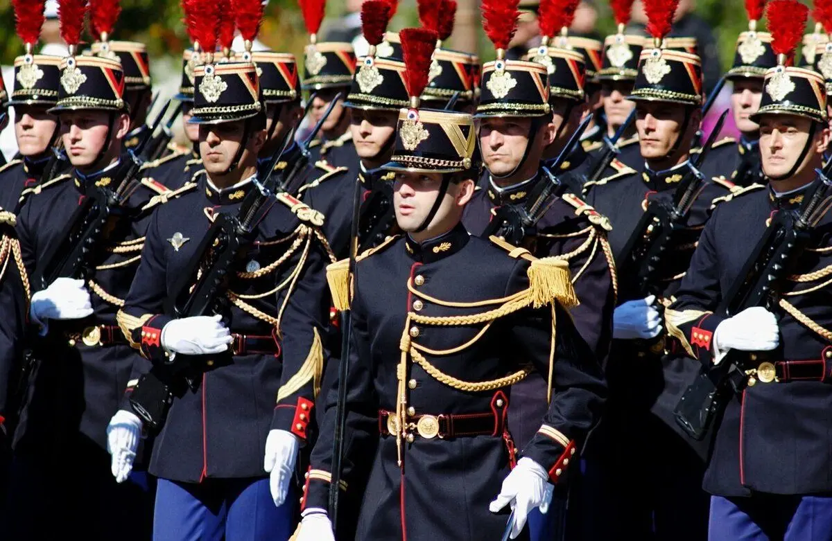 (ویدئو) بی‌هوش شدن گارد فرانسوی هنگام استقبال از مکرون!