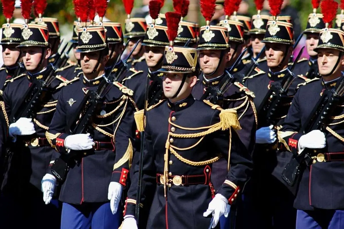 (ویدئو) بی‌هوش شدن گارد فرانسوی هنگام استقبال از مکرون!