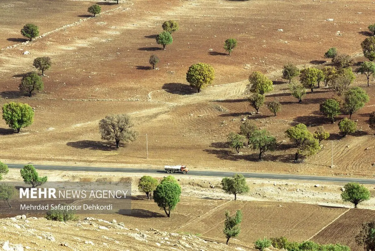 (تصاویر) آبرسانی با تانکر در سرزمین چشمه‌ها