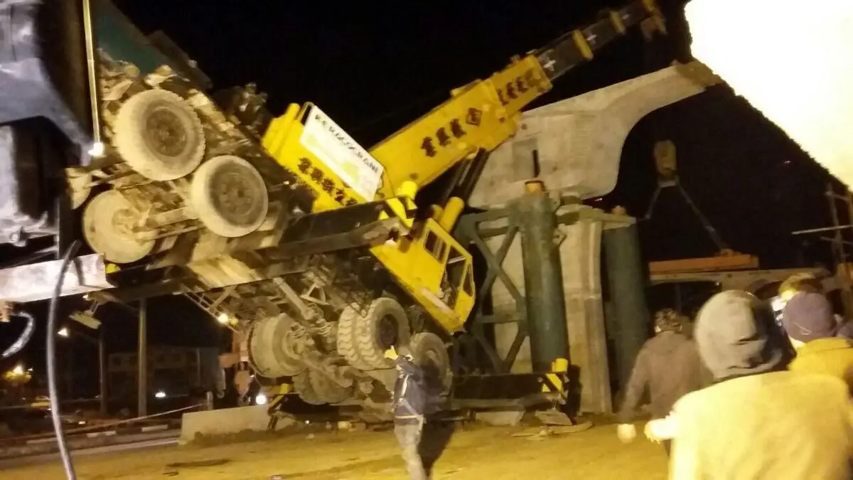 (ویدئو) لحظه هولناک سقوط جرثقیل ۵۰ تُنی حین تخلیه بار
