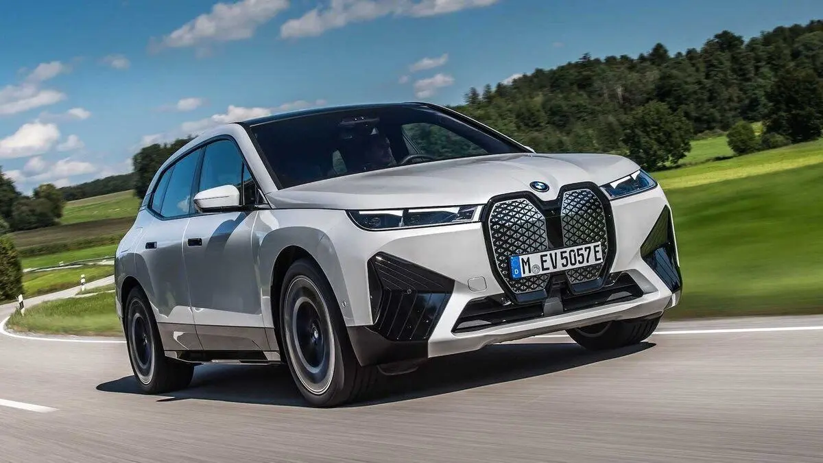 (ویدئو) آپشن جذاب خودرو BMW/ رونمایی از اولین خودرو جهان با قابلیت تغییر رنگ!