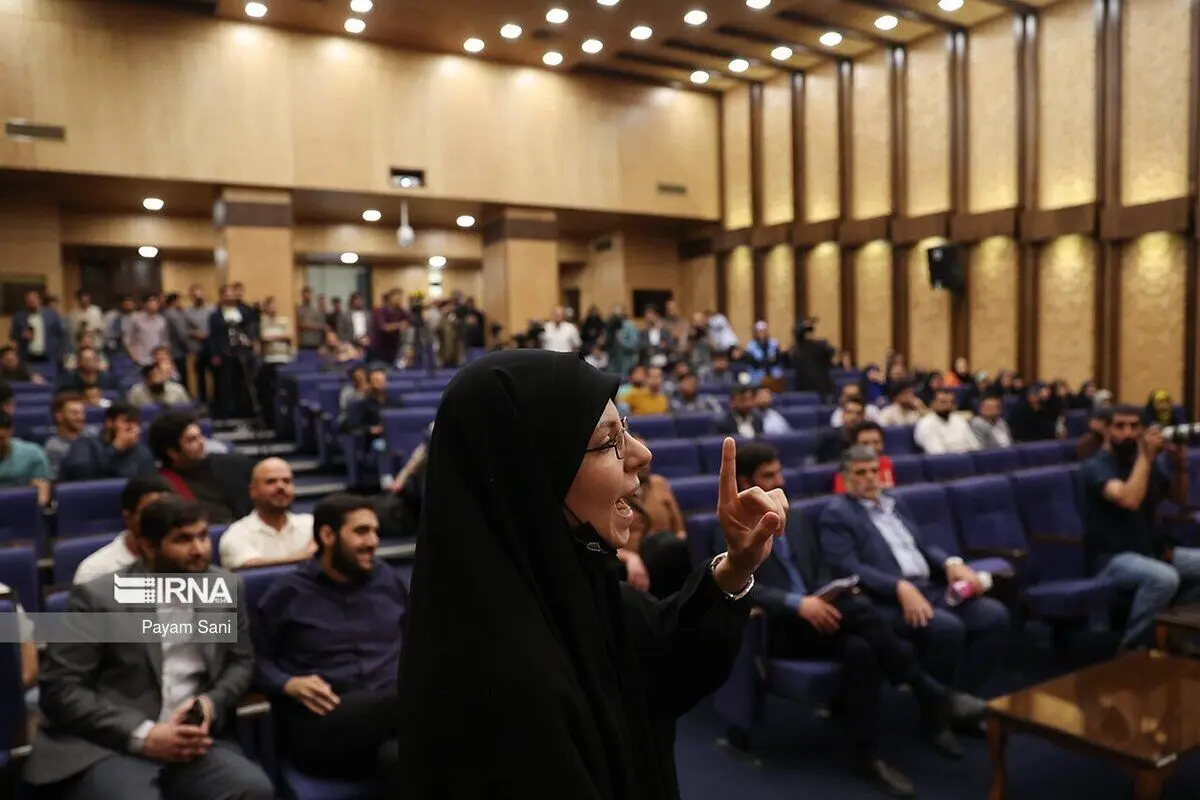 (تصاویر) حاشیه‌های حضور سخنگوی دولت در دانشگاه تهران