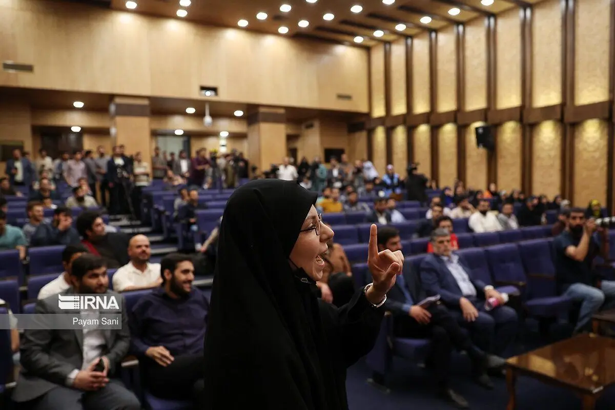 (تصاویر) حاشیه‌های حضور سخنگوی دولت در دانشگاه تهران
