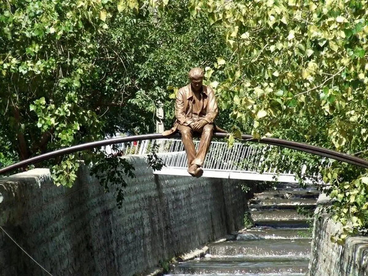 سر مجسمه معروف در سیدخندان دزدیده شد