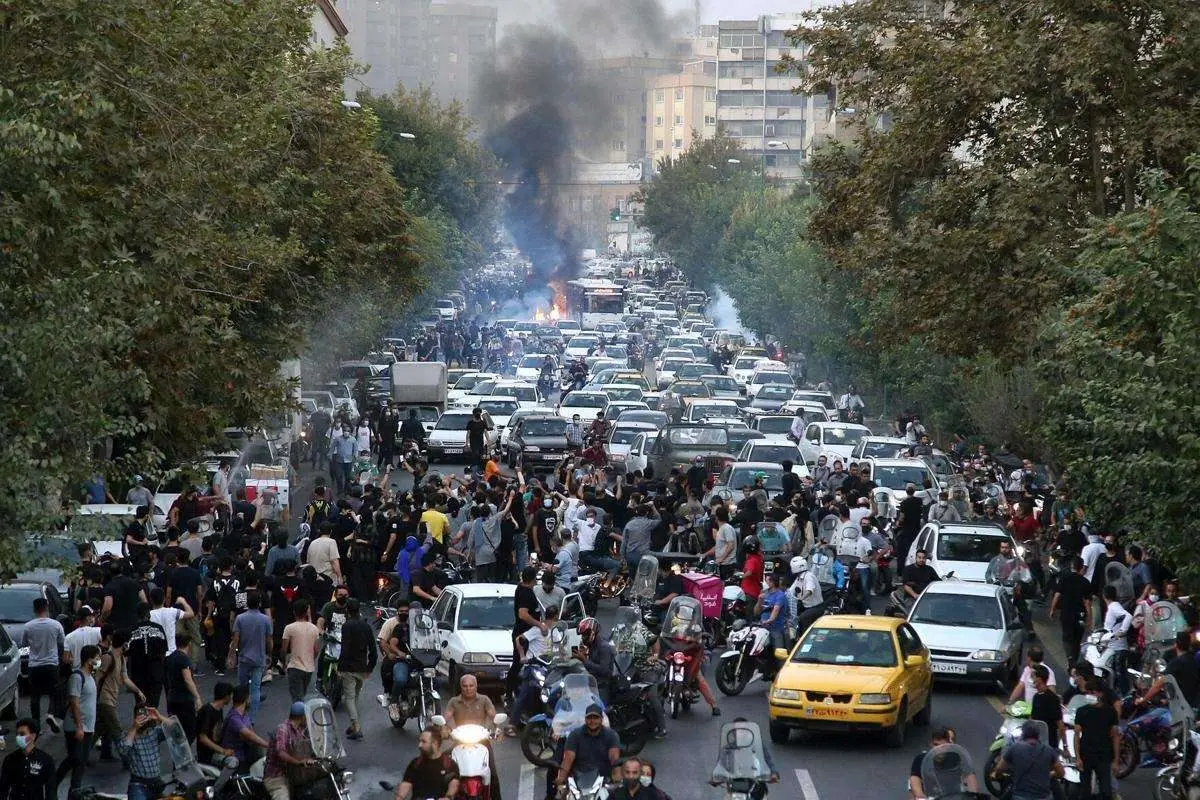 روزنامه جوان: تغییر حکومت، گاو نر میخواهد و مرد کهن!