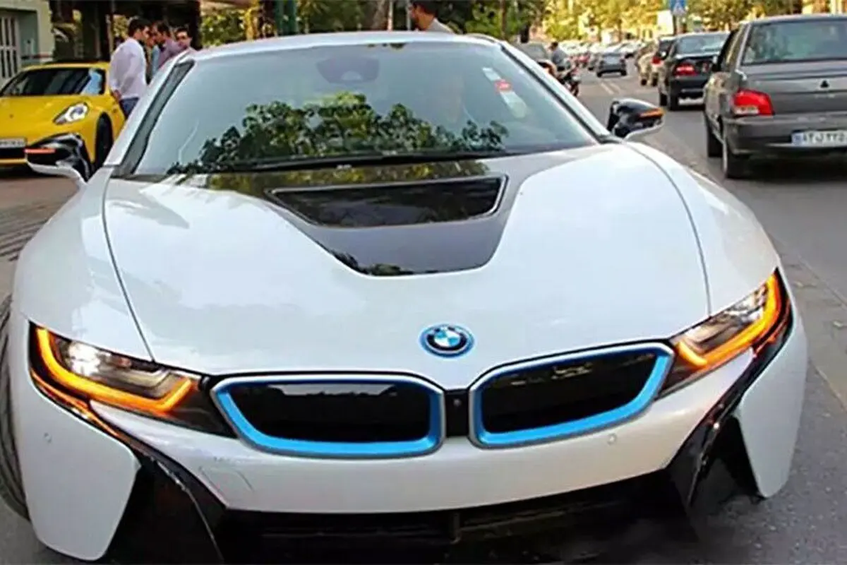 (ویدئو) جولان گران‌ترین BMW با روکش طلایی در خیابان‌های تهران با پلاک ملی