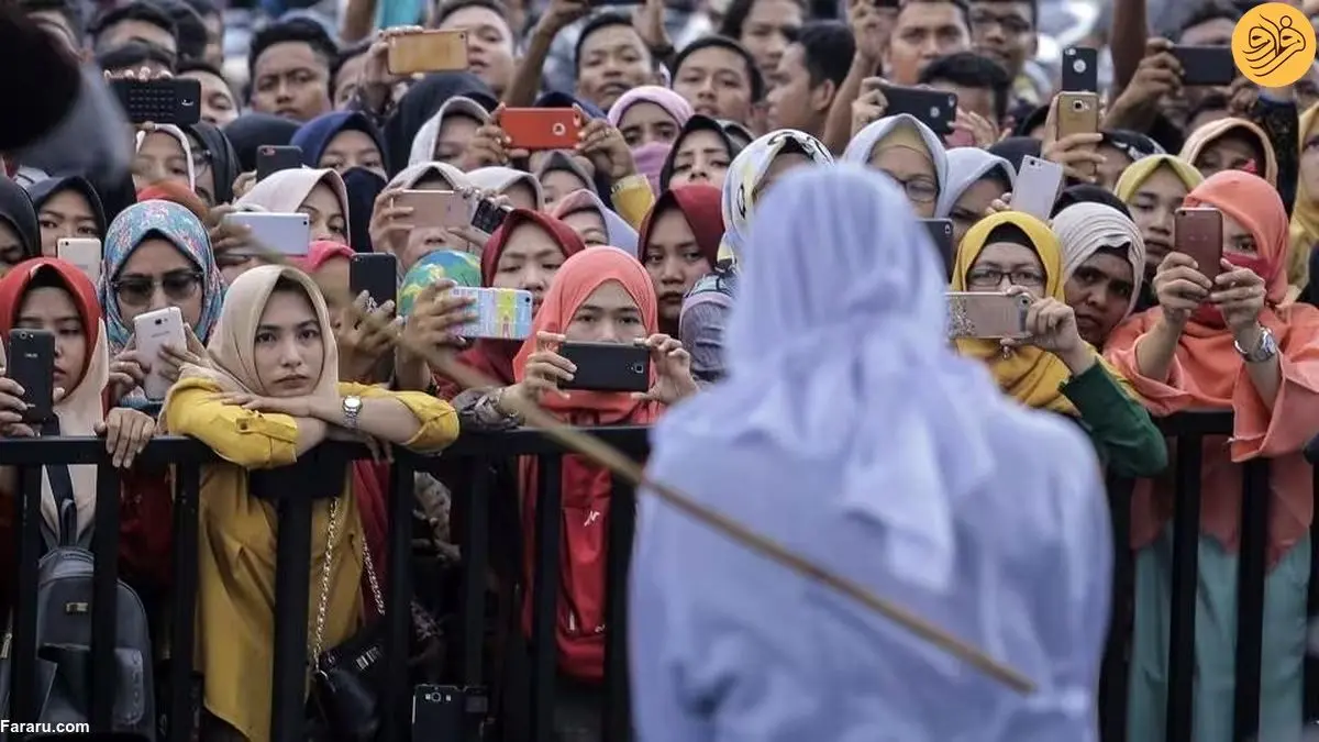 (عکس) شلاق زدن زوج نامحرم پس از دستگیری در خودروی پارک شده