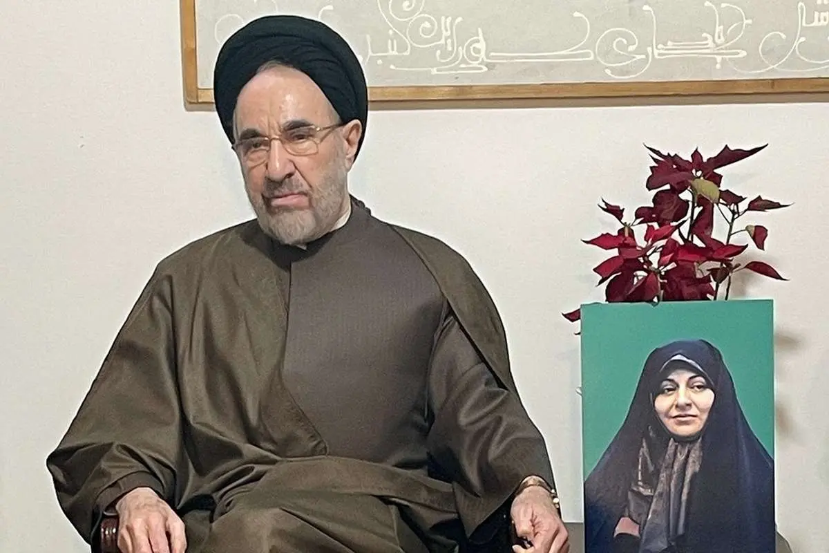 سید محمد خاتمی: از جامعهی عفیف حمایت میکنیم/ عفت با حجاب یکی نیست/ نمیتوانیم حجاب را به زور تحمیل کنیم