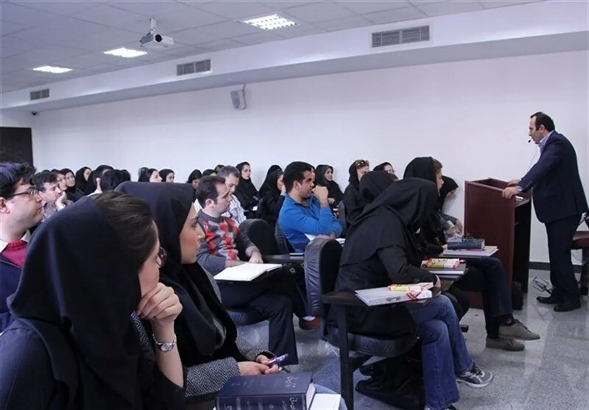 معاون دانشگاه آزاد: اساتید به دانشجویانی که کشف حجاب می‌کنند تذکر دهند / با هر نوع بی توجهی برخورد خواهد شد