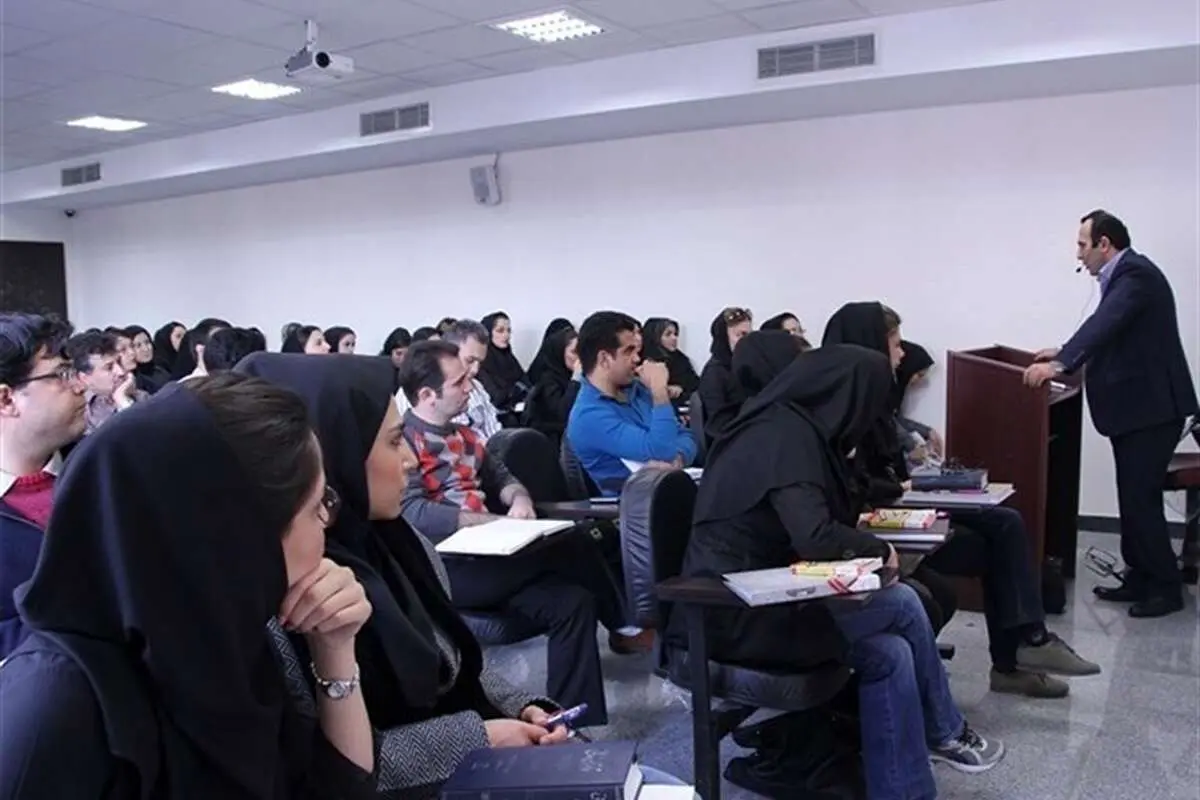 معاون دانشگاه آزاد: اساتید به دانشجویانی که کشف حجاب میکنند تذکر دهند / با هر نوع بی توجهی برخورد خواهد شد