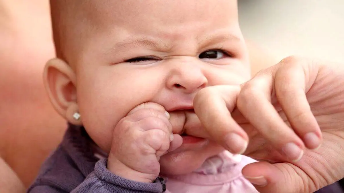 چرا بچه‌ها دوست دارند گاز بگیرند؟