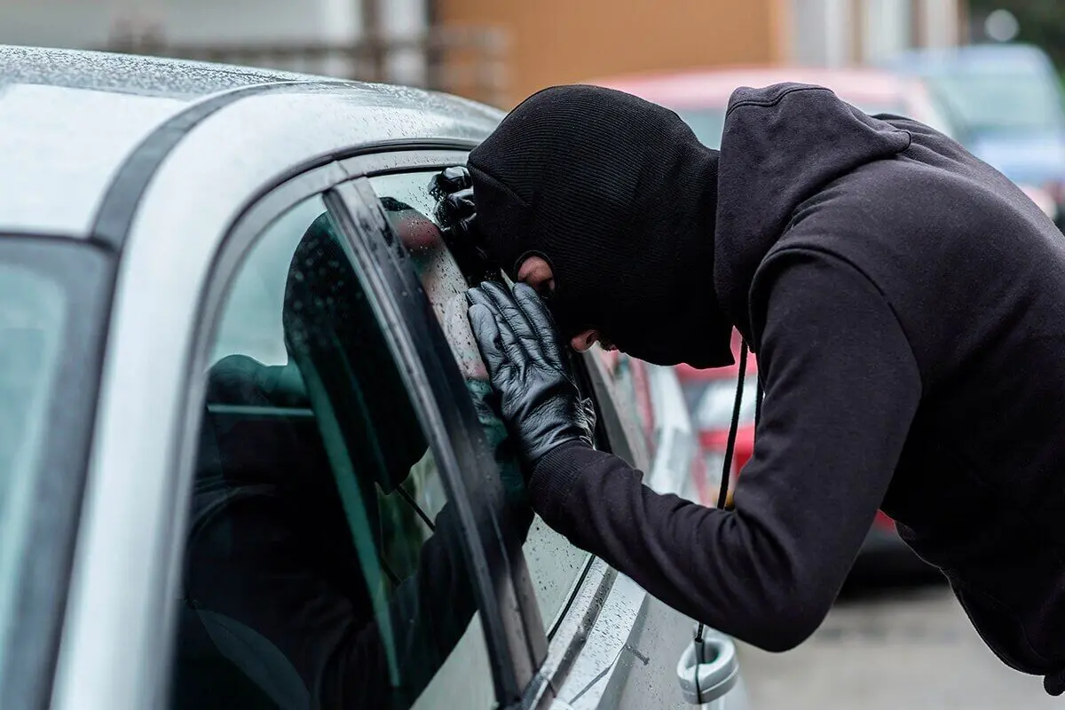 (ویدئو) لحظه عجیب سرقت از یک پراید حین سوخت‌گیری در پمپ بنزین