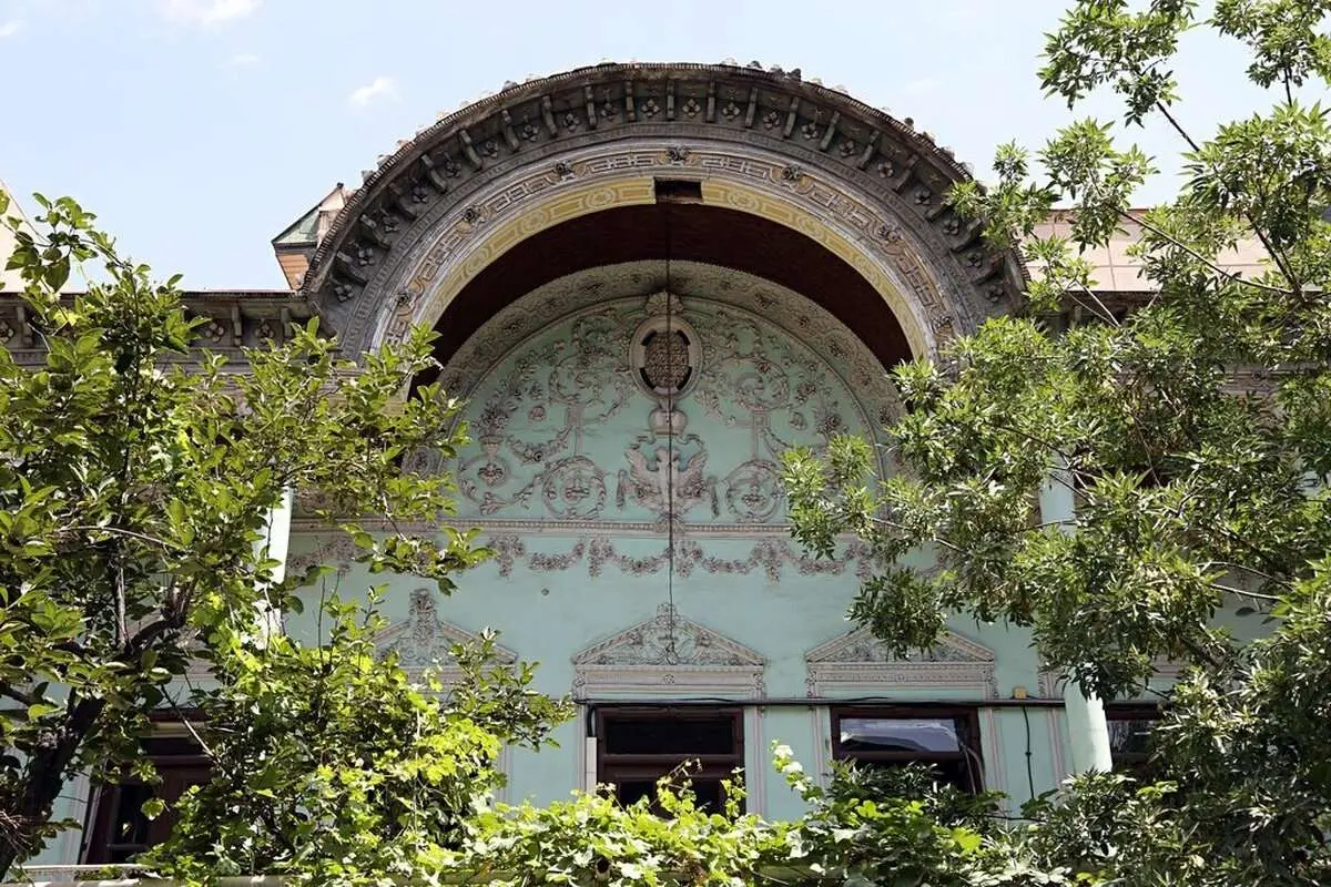 عمارت سوگلی شاه قاجار را ببینید