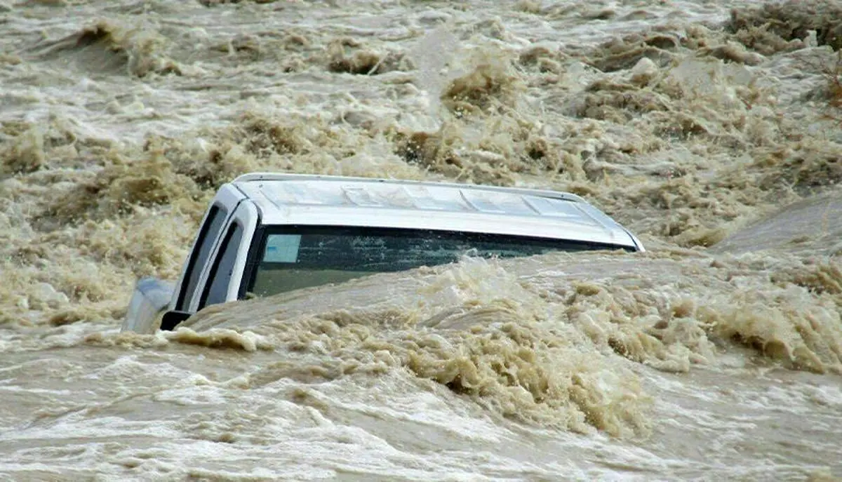 (ویدئو) فراری دادن پراید توسط مردم از وسط سیل ویرانگر در اردبیل!