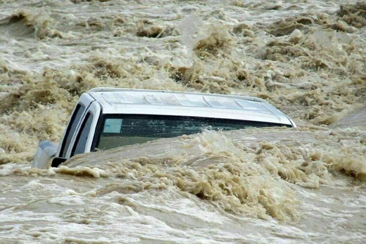 (ویدئو) فراری دادن پراید توسط مردم از وسط سیل ویرانگر در اردبیل!