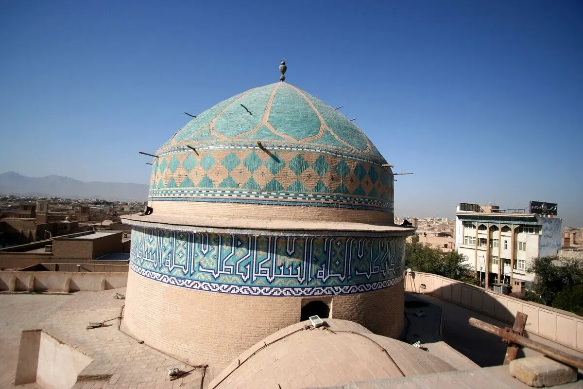 (عکس) ریزش ۳۰ متر مربعی کاشی‌های گنبد مسجد امیر چخماق؛ «آخرین مرمت گنبد مربوط به ۴۵ سال قبل است»